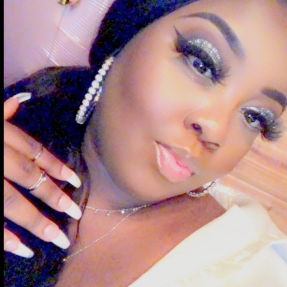 Meet your Posher, Latisha